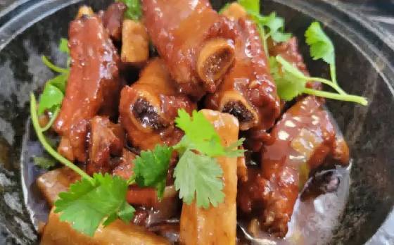 9.香芋排骨 Braised Pork Ribs with Taro